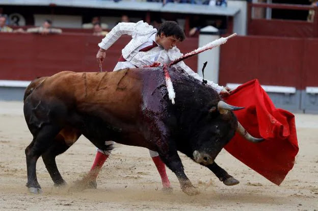 El diestro peruano Roca Rey da un pase a su primer toro. :: efe/