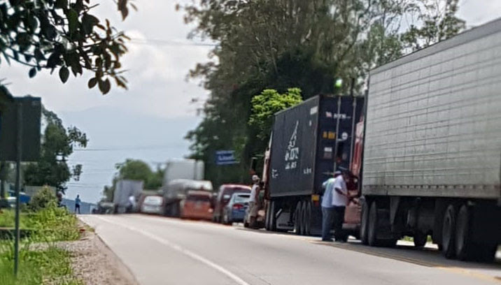 Transportistas se toman carreteras