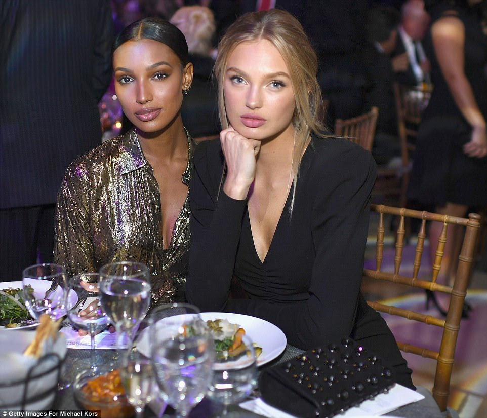 Dando e glam!  Jasmine Tookes e Romee Strijd sentaram-se juntos no 11º Prêmio Anual do Coração de Ouro beneficiando o Amor de Deus que nós entregamos