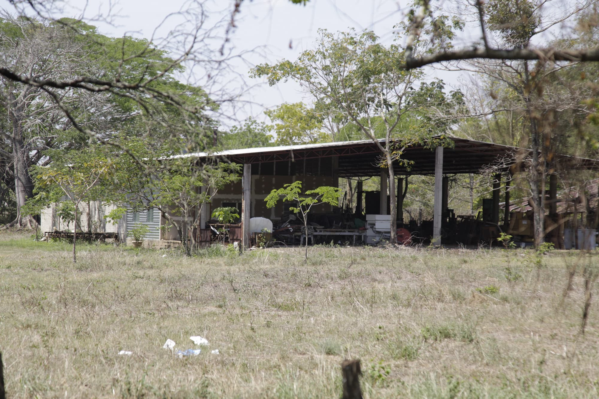 Ruinas de un aserradero en Catacamas, Olancho, propiedad del expresidente José Manuel Zelaya Rosales (2006 – junio 2009). Se desconocen las razones del abandono del lugar, pero aún se conservan muchas máquinas, herramientas y vehículos. Foto CC/Fernando Destephen