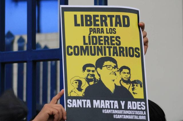 Sign held that reads: Liberatad para los lIDERES COMUNITARIOS