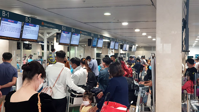 Sân bay Tân Sơn Nhất đông nghịt khách về quê ăn Tết - 6