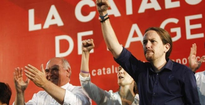 Lluís Rabell y Pablo Iglesias, al finalizr el mitin./ EFE