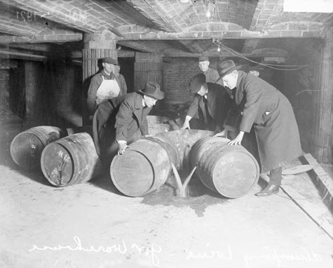 Ficheiro:Prohibition agents destroying barrels of alcohol (United States, prohibition era) 2.jpg