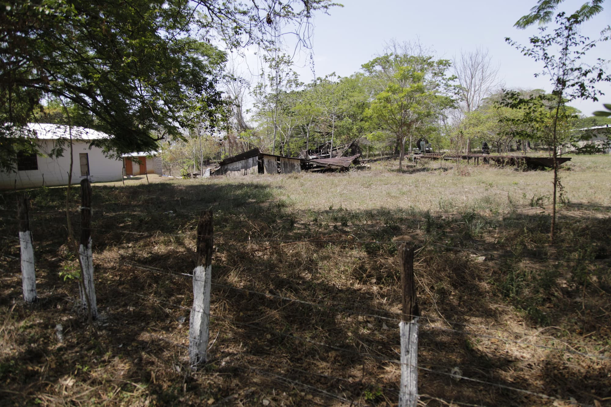 Ruinas de un aserradero en Catacamas, Olancho, propiedad del expresidente José Manuel Zelaya Rosales (2006 – junio 2009). Se desconocen las razones del abandono del lugar, pero aún se conservan muchas máquinas, herramientas y vehículos. Foto CC/Fernando Destephen