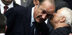 le président Jacques Chirac (C) s'entretient avec l'écrivain et éditeur Denis Tillinac (D), accompagné du ministre des Sports Jean-François Lamour (G), le 26 juin 2004 au Stade de France à Saint-Denis, lors de la finale du Championnat de France de rugby entre Perpignan et le Stade Français.   AFP PHOTO JEAN-PIERRE MULLER (Photo by JEAN-PIERRE MULLER / AFP)