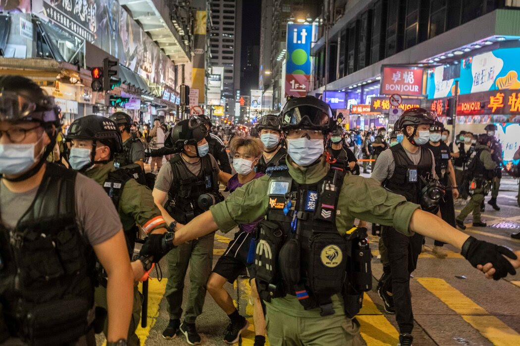 本月，香港警察與抗議者對峙。