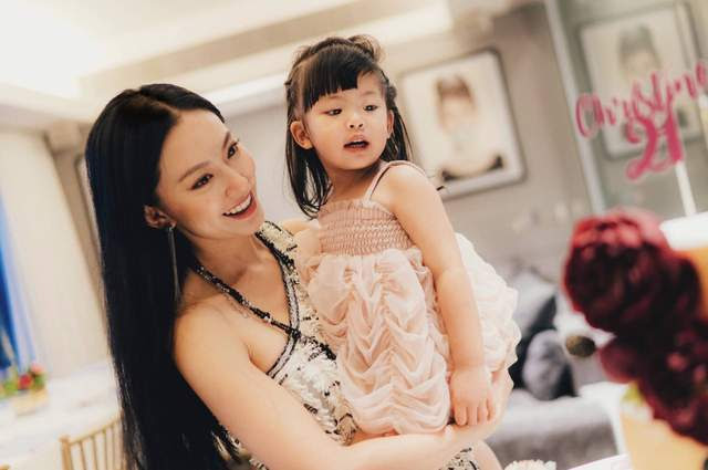 She was one of the former hong kong cantopop duo singer group 2r alongside her elder sister rosanne wong. æ­å–œ å'ä½å‰å¥³å‹é»„å©‰ä½©æ€€äºŒèƒŽæ™'å­•ç…§ ä¸ä»‹æ„åšå·¨è´¾ä¸ˆå¤«å­©å­åŽå¦ˆ ç§€ç¾žç§'æŠ€
