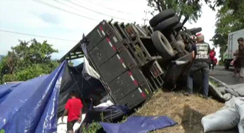 Hendak Menanjak Truk  Muatan Pakan Ayam  Terguling Radar 