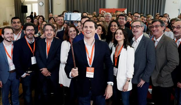 Rivera se fotografía junto a sus compañeros (el riojano Pablo Baena, a la derecha), ayer tras el encuentro nacional del partido. :: MARISCAL / EFE/