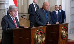 El Secretario General de la ONU, António Guterres, en una conferencia de prensa en El Cairo junto al ministro del Exterior de Egipto, Ahmed Shoukry.