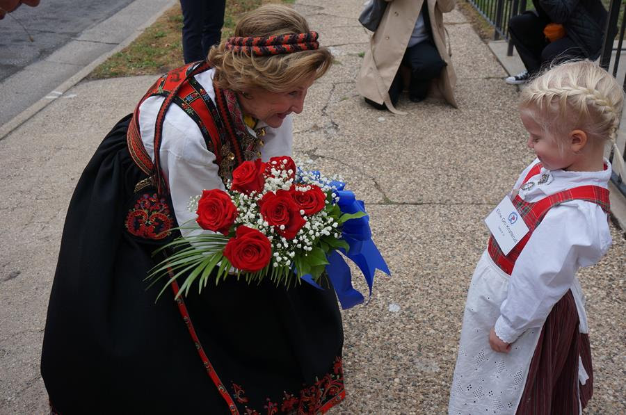 Eline Gro Knatterud, 4, greets Queen Sonja of Norway as she arrives to Den Norske Lutherske Mindekirke, the Norwegian Lutheran Memorial Church in Minneapolis.