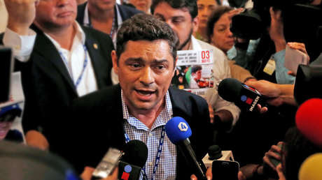 El líder opositor Carlos Vecchio protesta dentro de la sede de la 47ª Asamblea General de la Organización de Estados Americanos (OEA) en Cancún, México, el 21 de junio de 2017.