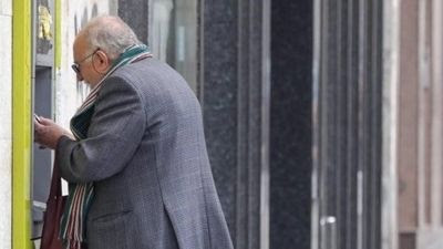 Vecinos de Aluche atrapan a un hombre que robó a un anciano 900€ tras utilizar un cajero automático