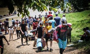 Migrantes llegan a un centro de acogida temporal en Panamá tras cruzar la selva del Darién.