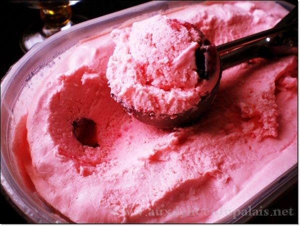 Aujourd'hui je vous propose une recette de glace super simple et avec très peu d'ingrédients et très rafraîchissante il s'agit d'une glace aux fraises et yaourt croyez moi que sa va plaire beaucoup aux petits surtout. Glace Maison Sans Sorbetiere Aux Delices Du Palais