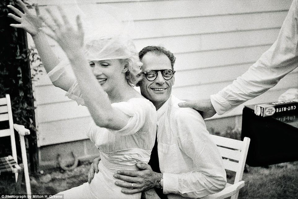 Os desajustados: o dramaturgo Arthur Miller abraça sua nova noiva em 1956. Monroe diz ter escrito no seu diário naquele dia: Hope, Hope Hope