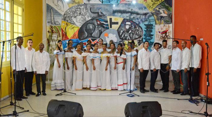 Homenaje de la Academia Mariana de Gonitch de Hugo Oslé por el 50 Aniversario del Periódico Granma