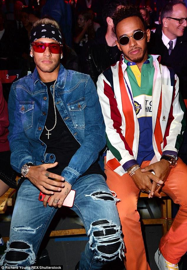 Fórmula Fash-one!  Lewis Hamilton (R) e Neymar continuaram sua série de noites de meninos na terça-feira, quando foram ao desfile da série Tommy Hilfiger SS18