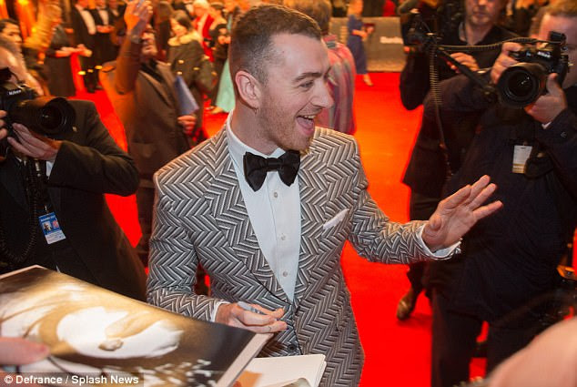 Fan Love: Sam Smith cumprimentou os fãs no tapete vermelho