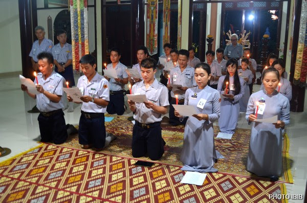 Trại sinh Huyền Trang làm Lễ Phát nguyện dưới ánh nến Vô Tận Đăng