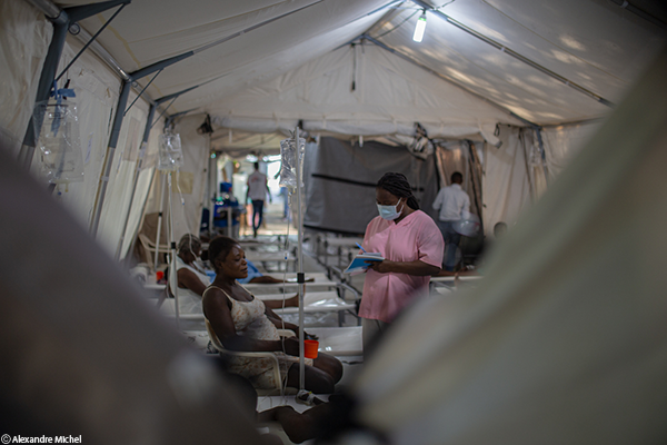 Haiti CTC Turgeau – Una enfermera consulta a la madre de un niño que padece cólera en el centro de tratamiento del cólera (CTC) instalado en el Centro de Emergencia de MSF en Turgeau.