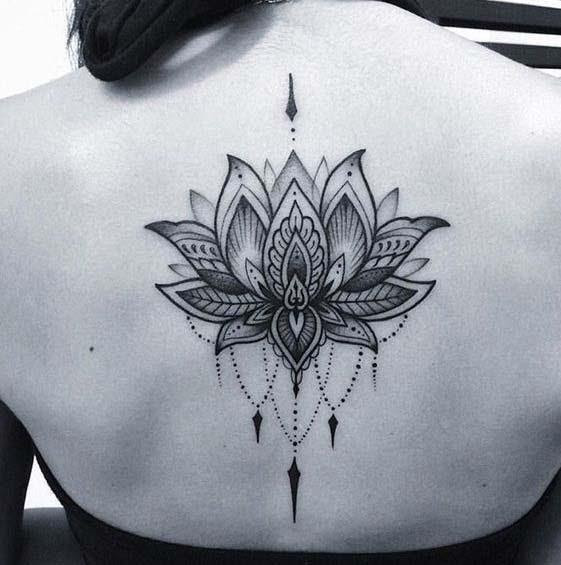 Hình xăm là một cậu bé ngồi lặng lẽ nhìn qua cửa sổ về hướng xa xăm. Ä'áº¹p Me Ly Vá»›i 55 Hinh XÄƒm Hoa Sen Cho Cáº£ Nam Va Ná»¯