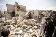 Las personas inspeccionan los daños en una casa después de que fue destruido por un ataque aéreo saudí llevado en la capital de Yemen, Saná