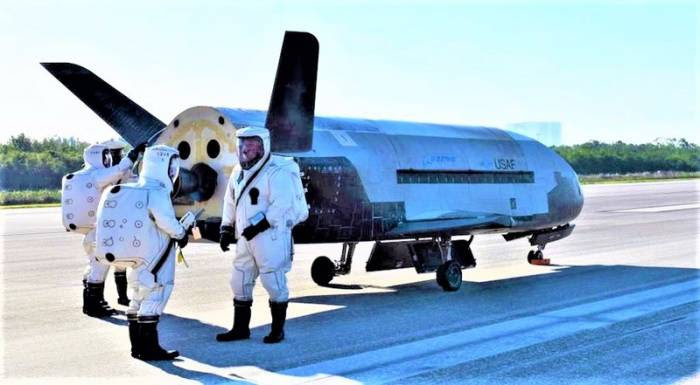 X-37B trở về sau chuyến bay; Nguồn: spacenews.com.