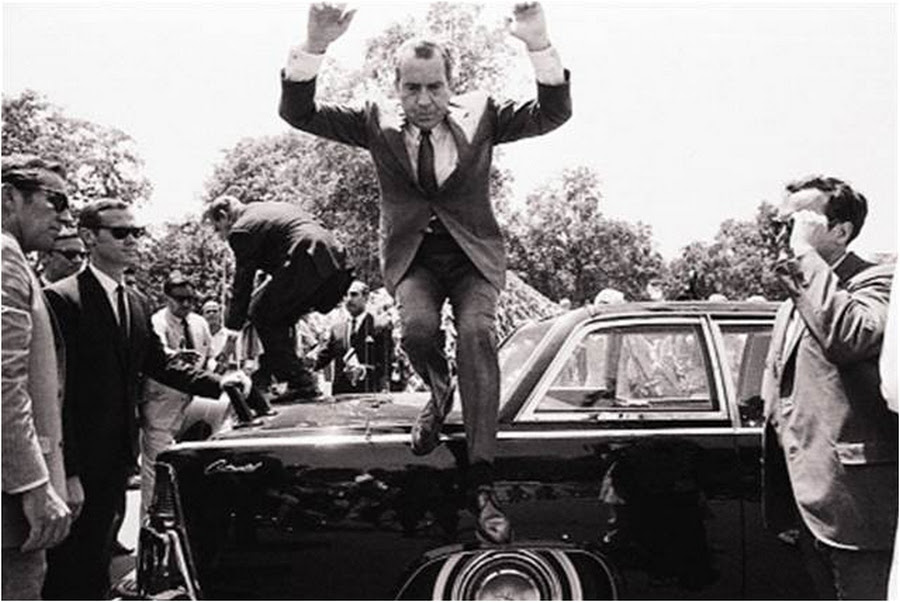 1969_lahore_paxistan_nixon_jumps_off_car