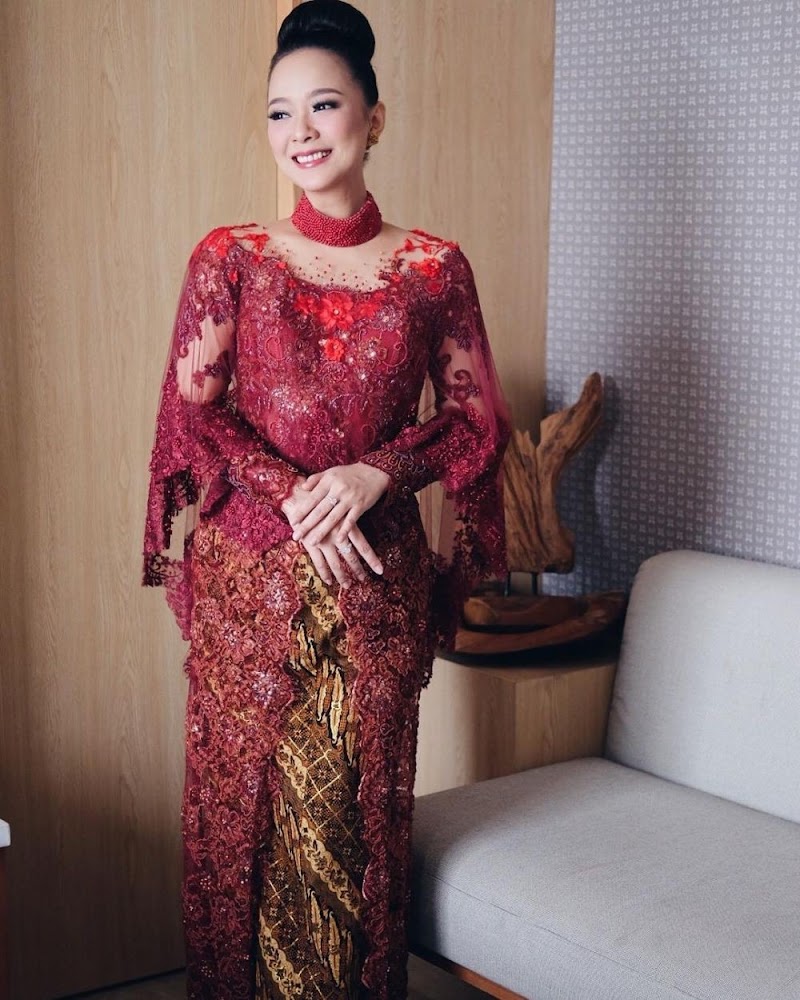 25+ Konsep Terkini Kebaya Warna Maroon