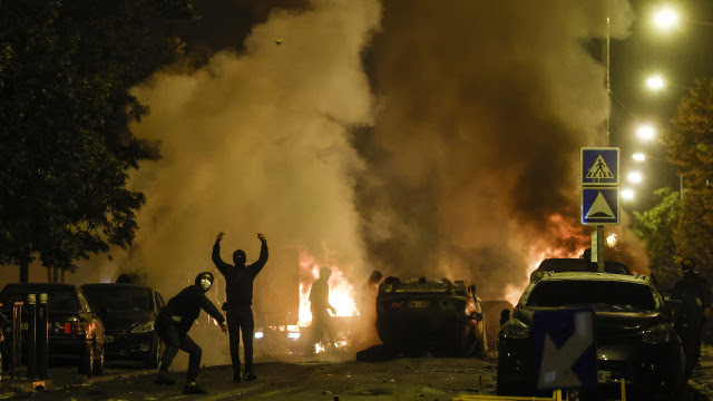 Tumultos na França: Já há 150 detidos e Macron convoca unidade de crise