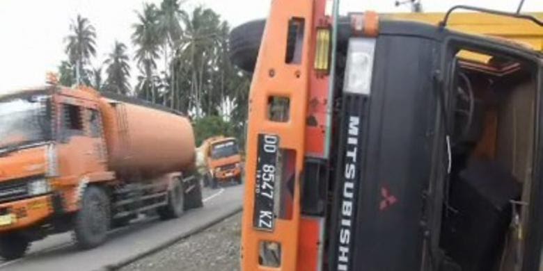 Hindari Anak Sekolah Truk  Ekspedisi  Terguling di Jalan 