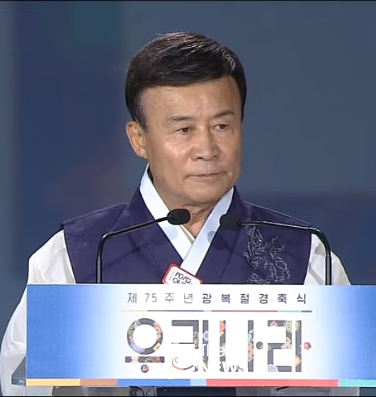 김원웅 광복회장, 국민 여러분, 문 대통령께 격려의 힘찬 박수를 부탁드립니다!라고 외쳐 文대통령, 곧장 기립해 청중 향해 인사.시민들 '사전연출' 의혹 제기 박수를 받아야할 사람은 조국 독립 위해. ê¹€ì›ì›… ê´'ë³µíšŒìž¥ 75ëŒ ê´'ë³µì ˆ ê¸°ë…ì‚¬ ì „ë¬¸ ëŒ€í•œë¯¼êµ­ì„ ê´'ë³µí•˜ë¼ The News