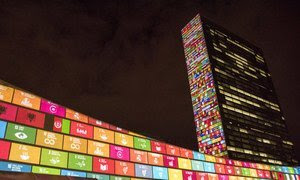 Los Objetivos de Desarrollo Sostenible proyectados en la sede de la ONU en Nueva York (archivo).