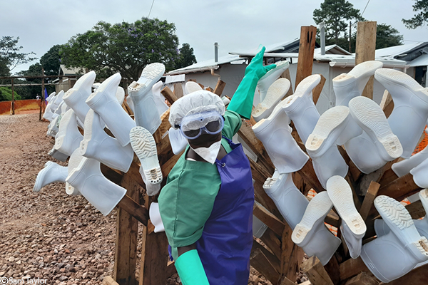 Brote de ébola en Uganda, centro de tratamiento de ébola de Mubende El higienista cuelga las botas para que se sequen después de que los higienistas las descontaminaran en el centro de tratamiento del ébola de Mubende.