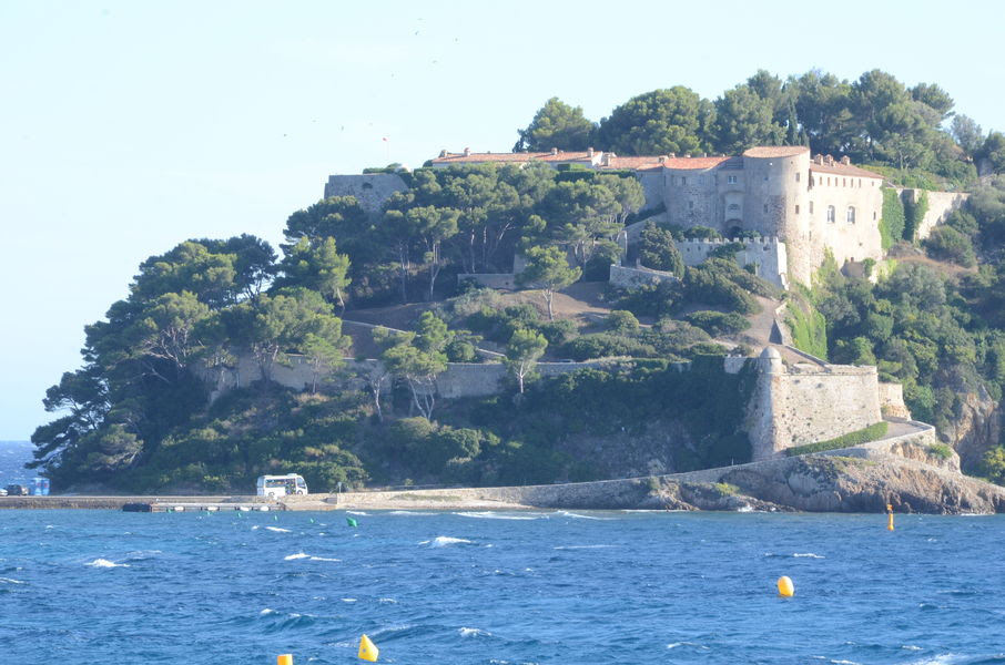 Le fort de brégançon sera ouvert au public du 29 juin au 28 septembre à la demande de françois hollande. Fort De Bregancon Angebote Dracenie