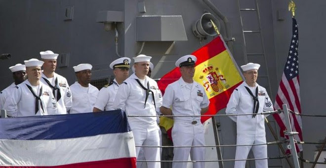 Parte de los 338 miembros de la tripulación del "USS Carney", el último destructor arribado a Rota (Cádiz)  y que integra el escudo antimisiles de la OTAN. EFE/Román Ríos.