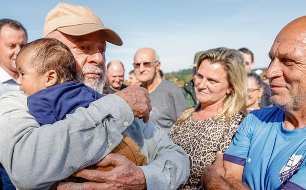 Com bebê gaúcho no colo, Lula diz que governo federal tem 'compromisso moral, ético e cristão' de recuperar o RS