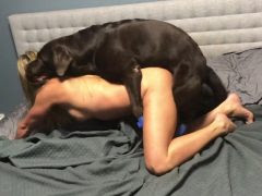 Pour s'immerger dans ce difficile travail, elle décide elle même d'avoir une relation sexuelle avec un chien pour comp. Videos Zoophilie Mature Chien