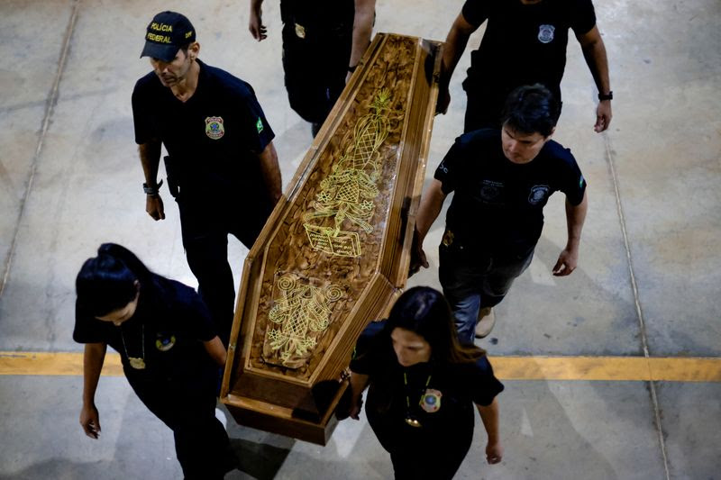 IMAGEN DE ARCHIVO. Oficiales de la Policía Federal cargan un ataúd que contiene restos humanos después de que un sospechoso confesó haber matado al periodista británico Dom Phillips y al experto indígena brasileño Bruno Pereira y condujo a la policía a la ubicación de los restos, en la sede de la Policía Federal, en Brasilia, Brasil, el 16 de junio de 2019. 2022. REUTERS/Ueslei Marcelino