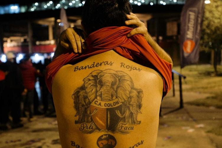 Estadio brigadier general estanislao lopez (el cementerio de elefantes) santa fe, argentina 3000. Te Llevo En La Piel El Libro De Los Tatuajes De Colon Y Union Agenciafe