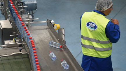 Plusieurs producteurs d’eau en bouteille ont filtré illégalement leur eau pour masquer une contamination
