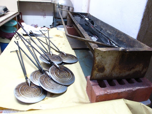 The art of making kuih kapit ~ The Trishaw