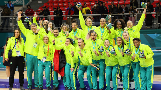 Seleções femininas de basquete e handebol do Brasil ganham medalha de ouro no Pan de Santiago