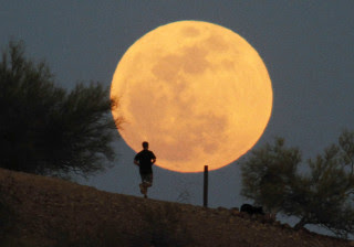 Depois de 70 anos, 'superlua' volta a aparecer
no céu. Não perca!