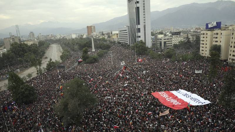 VIDEOS, FOTOS: La 'marcha más grande de Chile' suma a más de 1 millón de personas y se vuelve "la mayor desde el retorno de la democracia" al país