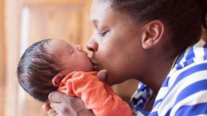 You may wash the baby's face, hands, neck, and bottom every day with water or a sponge since these areas are most likely to become dirty easily. How To Care For Newborn Skin