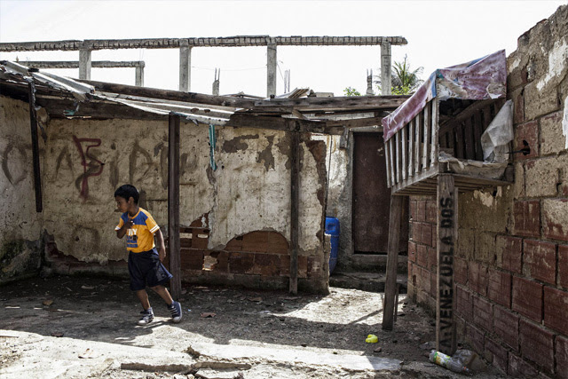 Cinco familias comparten una casa precaria mientras esperan una vivienda nueva a escasos metros / Foto Bloomberg