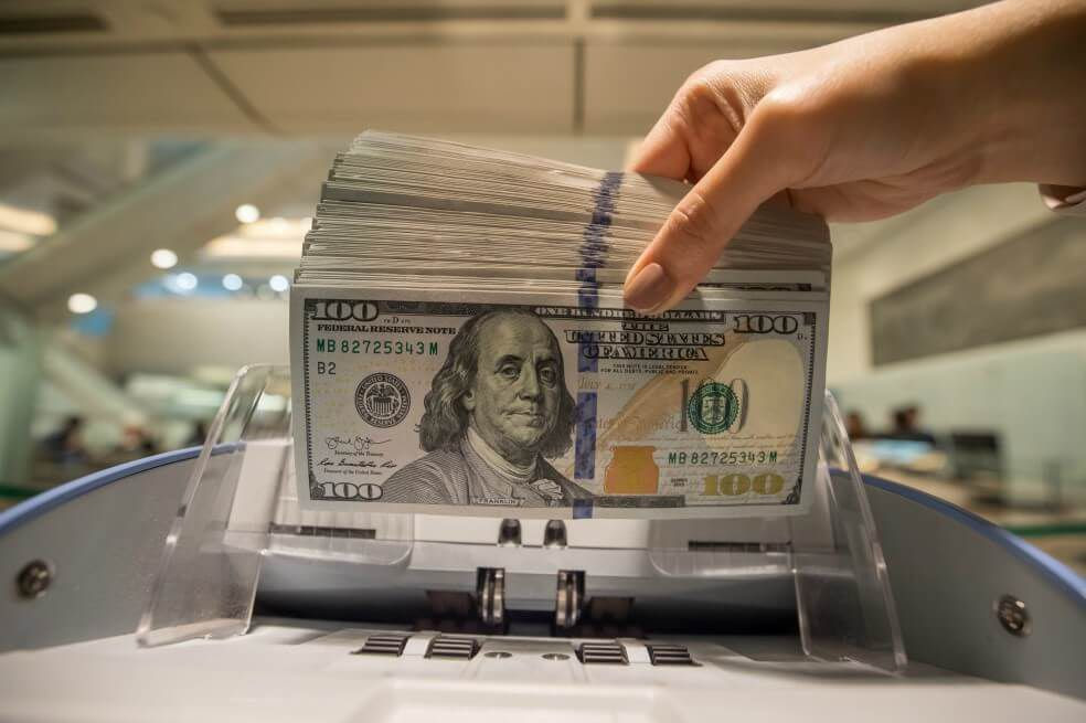 La trm se calcula con base en las operaciones de compra y venta de divisas entre intermediarios financieros que transan en el mercado cambiario colombiano. Dolar Trm Hoy Inicio Variaciones Y Cierre Del Precio Del Dolar En Colombia Hoy 19 De Enero De 2021 El Espectador